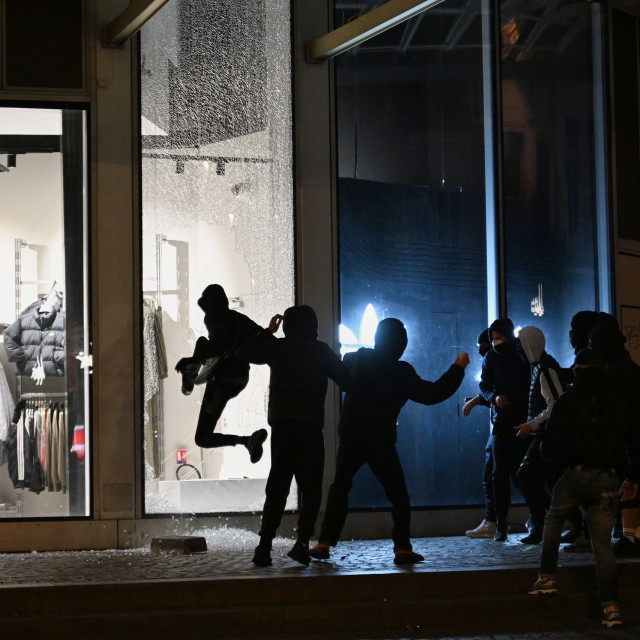 Ανάλυση Associated Press: Από την Γαλλία στην Αλβανία - Γιατί η Ευρώπη φλέγεται από άκρη σε άκρη