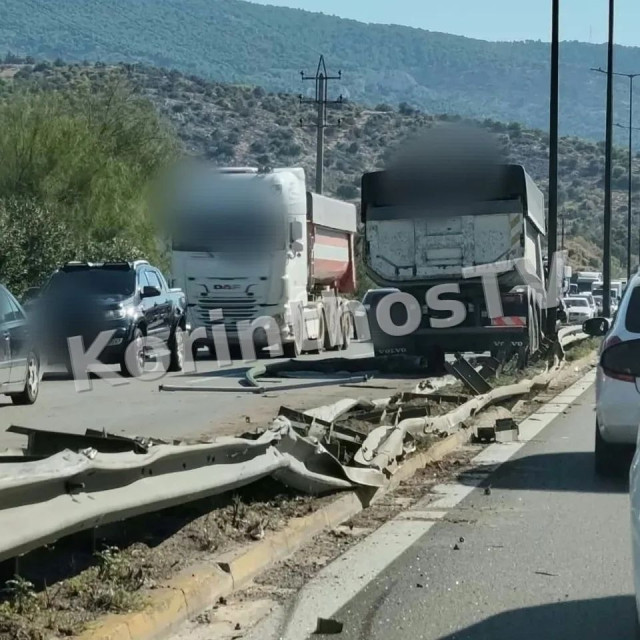 Λεωφόρος Αθηνών: Φορτηγό προσέκρουσε στις διαχωριστικές μπάρες και πέρασε στο αντίθετο ρεύμα