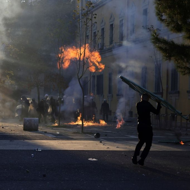 Τίρανα: Πετροπόλεμος, δακρυγόνα και «Αύρες» - Στο γραφείο του Έντι Ράμα κατευθύνονται οι διαδηλωτές