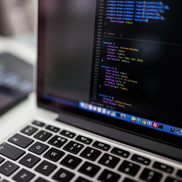 Κυβερνοεπιθέσεις με AI: 1.200 εταιρικά sites στο στόχαστρο χάκερ – Πάνω από 100 παραβιάστηκαν