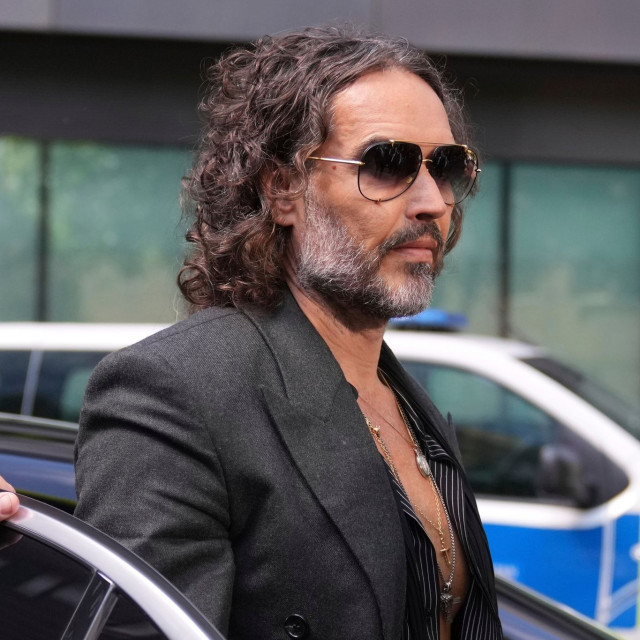 Ράσελ Μπραντ: Σοκάρει η καταγγελία γυναίκας για βιασμό από τον ηθοποιό σε τουαλέτα μπαρ