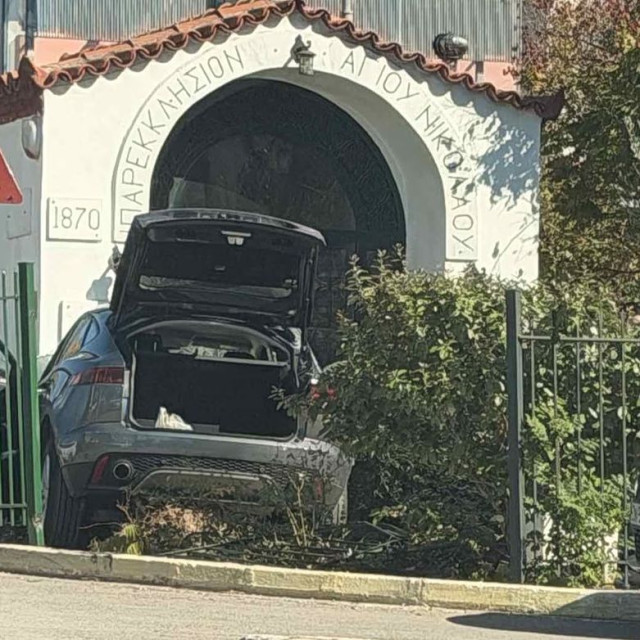 Γλυφάδα: Έχασε τον έλεγχο του ΙΧ και... μπούκαρε σε εκκλησία επί της Βουλιαγμένης