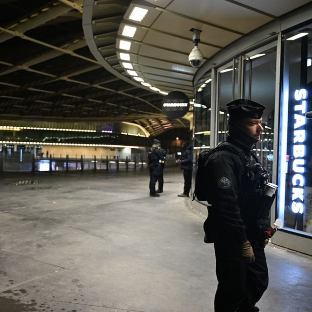  Γαλλία: Στρατός στους δρόμους και νέα απαγόρευση κυκλοφορίας 