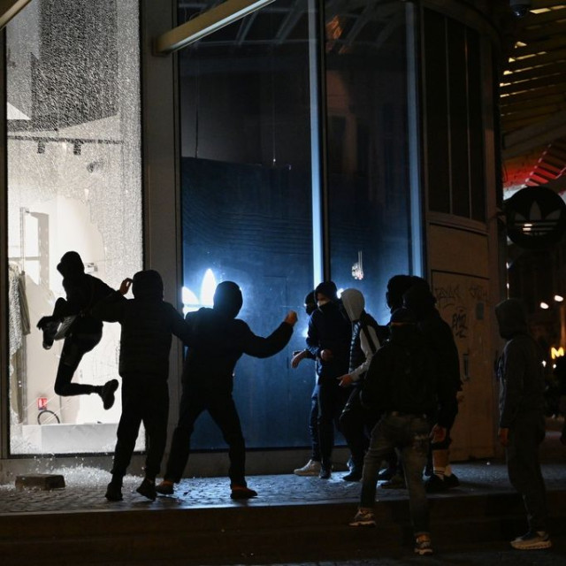 Ποιοι είναι οι «Black Bloc», που ηγήθηκαν του χάους και των λεηλασιών στη Γαλλία