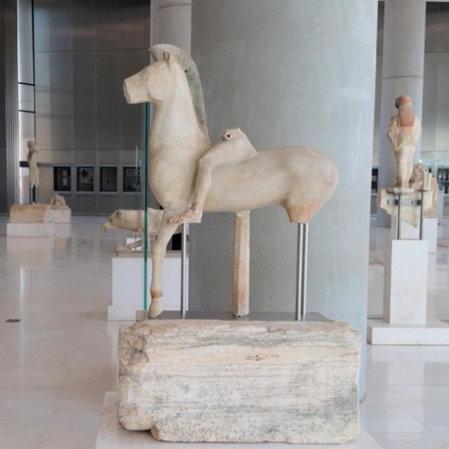 Μουσείο Ακρόπολης: Το Άγαλμα του Ιππέα επέστρεψε στις προθήκες μετά τη συντήρησή του