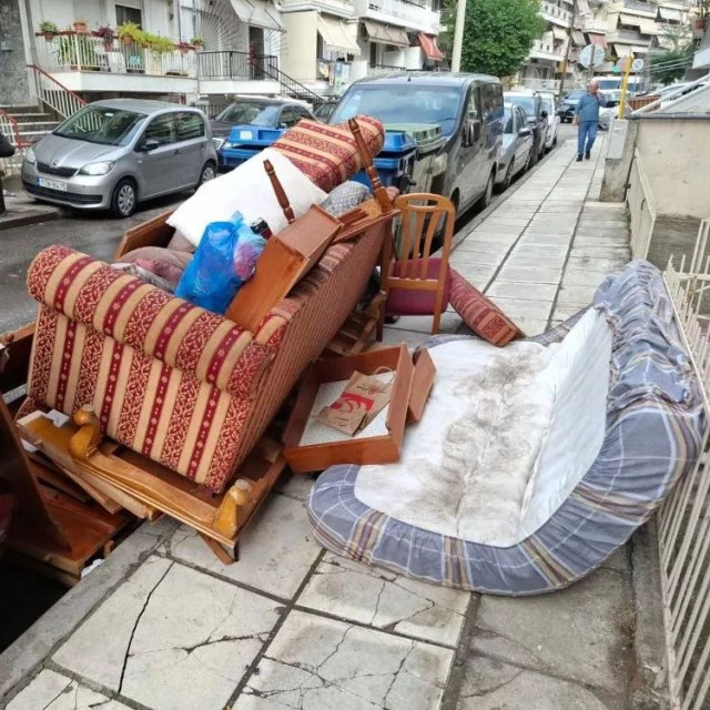 Θεσσαλονίκη: Πρόστιμο 3.000 ευρώ σε δημότη που πέταξε έπιπλα στον δρόμο - Δείτε φωτογραφίες