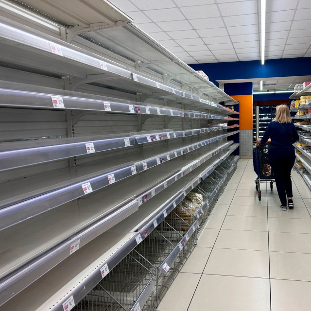 Άδεια τα ράφια των σούπερ μάρκετ στην Ιταλία: Ελλείψεις σε ζυμαρικά, κρέατα και καύσιμα