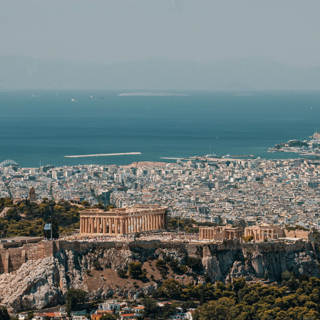 «Οι άνθρωποι εδώ γίνονται νεότεροι, αντί να μεγαλώνουν» -Τουριστική καμπάνια της Περιφέρειας Αττικής