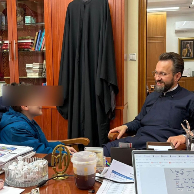 Θεσσαλονίκη:Ο 9χρονος Κωνσταντίνος νίκησε τον καρκίνο και έκανε τον παπά σούπερ ήρωα σε παραμύθι του