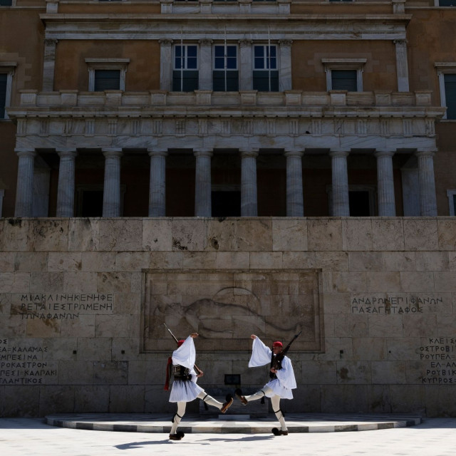 Δημοσκοπήσεις: Η κοινωνία δυσανασχετεί, αλλά δεν ψηφίζει με θυμό – Το πλεονέκτημα Μητσοτάκη