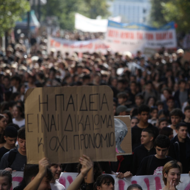 Μαθητές και φοιτητές στους δρόμους: Η εκπαίδευση γίνεται ολοένα και πιο δύσκολη για τους πολλούς