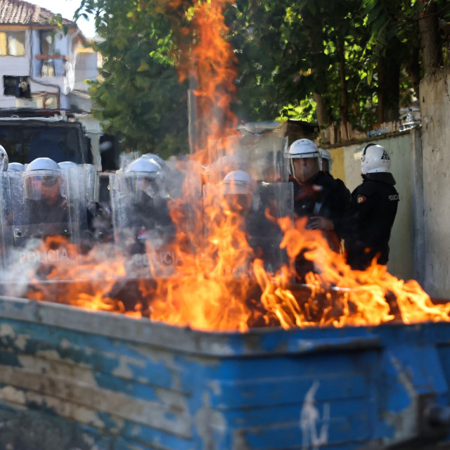 Αλβανία: Ένταση έξω από το υπουργείο Παιδείας κατά τη συγκέντρωση μαθητών και επαγγελματιών