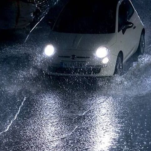 Βούλα: Διακοπή κυκλοφορίας στη λεωφόρο Καραμανλή λόγω συσσώρευσης υδάτων