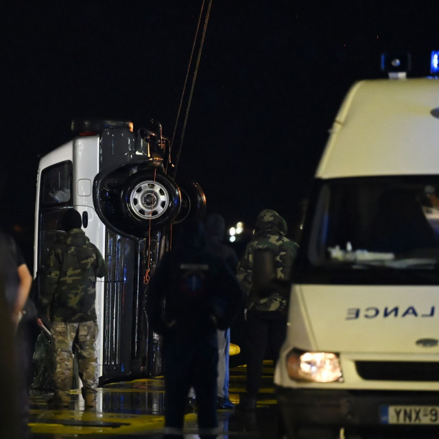 Πειραιά: Νεκρός 45χρονος, αγωνία για δύο ηλικιωμένους μετά από πτώση αυτοκινήτου στο λιμάνι