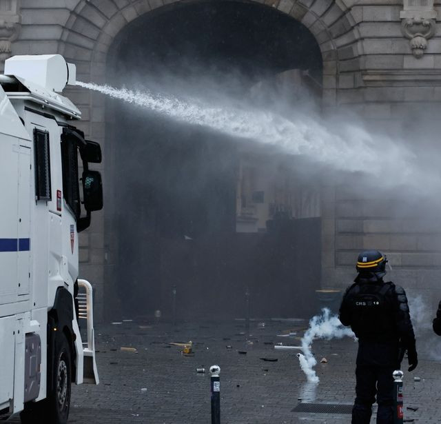 Γαλλία: Πεδίο μάχης το Παρίσι με 1.000 προσαγωγές - Συγκρούσεις σε Νίκαια και Λιλ - «Επιτυχία» λέει ο υπουργός Εσωτερικών