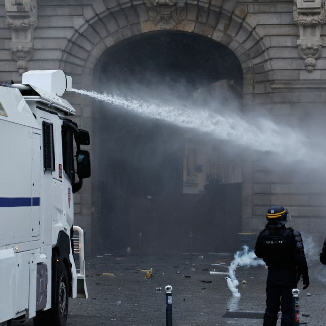 Γαλλία: Πεδίο μάχης το Παρίσι με 1.000 προσαγωγές - Συγκρούσεις σε Νίκαια και Λιλ