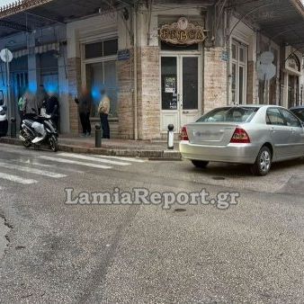Λαμία: Τροχαίο σε διασταύρωση στο κέντρο της πόλης - Υλικές ζημιές σε 4 αυτοκίνητα