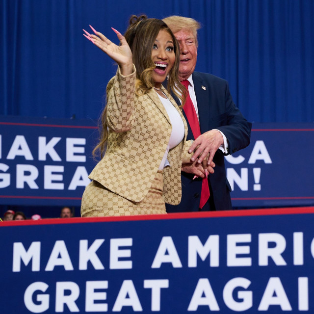«Eίδα έναν πανέμορφο κ**ο»: Ο Τραμπ σχολίασε τα οπίσθια της Νίκι Μινάζ σε προεκλογική συγκέντρωση
