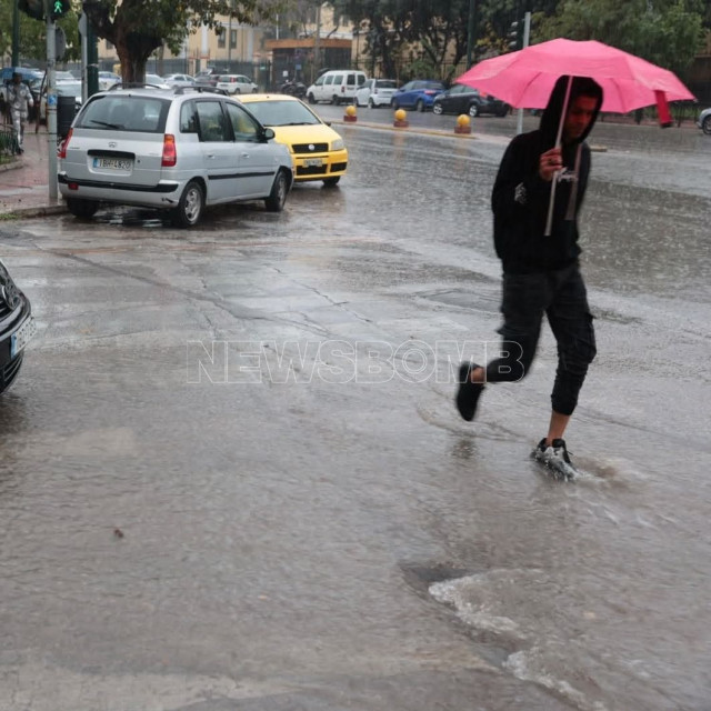 Καιρός: Έντονη βροχόπτωση στα νότια προάστια - Πώς θα κυλήσουν οι επόμενες ώρες
