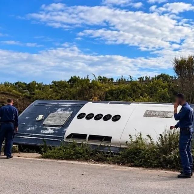 Τροχαίο σε παράδρομο της Ιονίας Οδού με πούλμαν που μετέφερε δόκιμους του Πολεμικού Ναυτικού