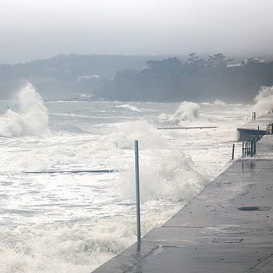 Βρετανία: Την παρέσυρε τεράστιο κύμα ενώ έβγαζε βόλτα το κατοικίδιό της στην παραλία