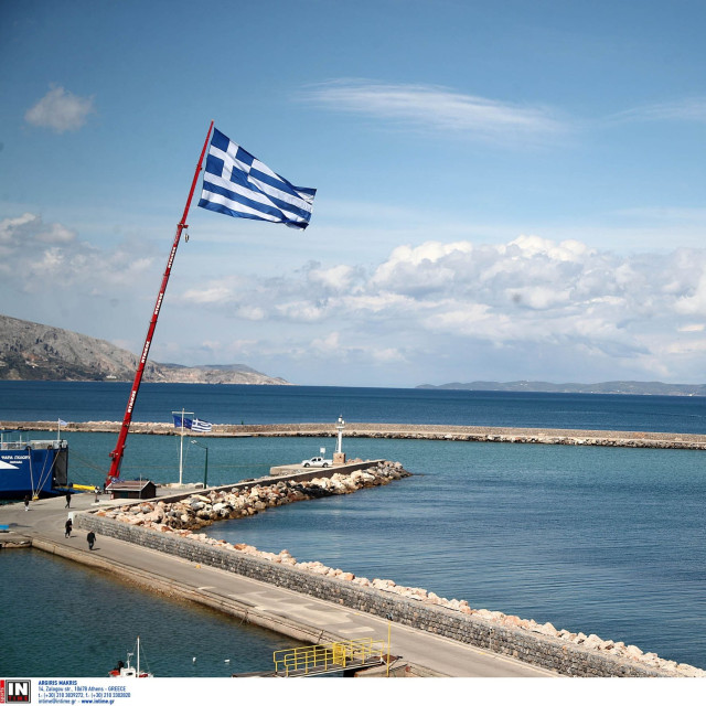 28η Οκτωβρίου: Υψώθηκε στο λιμάνι της Χίου η εμβληματική Ελληνική Σημαία των 150 τετραγωνικών μέτρων