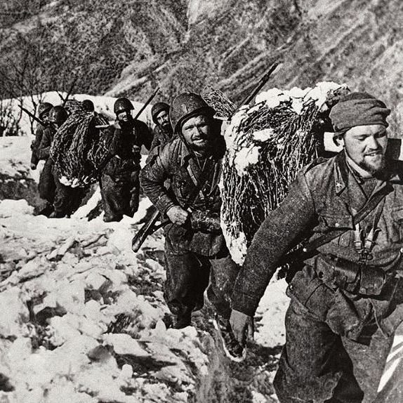 Πριν γίνει ύμνος του ’40, ήταν ερωτικό τραγούδι: Η ιστορία πίσω από το «Παιδιά της Ελλάδος παιδιά»