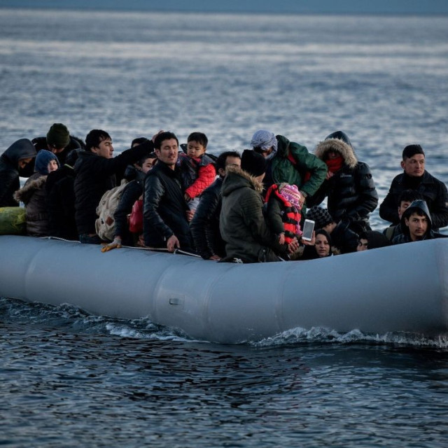 Εντοπισμός λέμβου με περίπου 43 αλλοδαπούς νότια των Καλών Λιμένων - Επιχείρηση διάσωσης στη θάλασσα