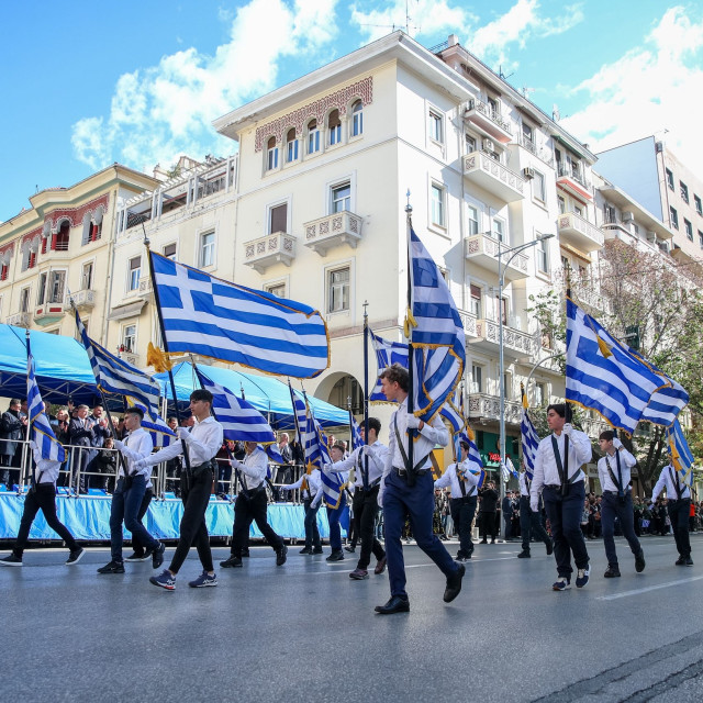 28η Οκτωβρίου: Συγκίνηση και υπερηφάνια στη μαθητική παρέλαση της Θεσσαλονίκης