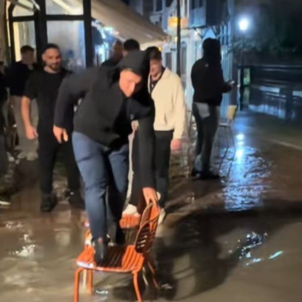 Ρέθυμνο: Νεαροί χρησιμοποίησαν καρέκλες για να περάσουν πάνω από τους πλημμυρισμένους δρόμους