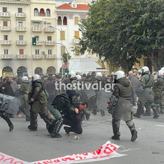 Επεισόδια και χημικά στο κέντρο της Θεσσαλονίκης μεταξύ διαδηλωτών και ΜΑΤ – Δείτε βίντεο