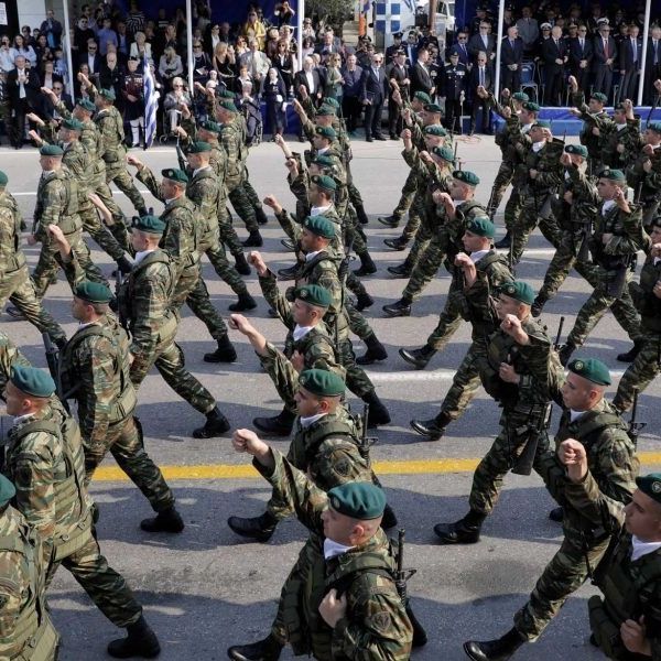 Ένταση σε παρέλαση στην Κρήτη ανάμεσα σε αντιδήμαρχο και ηλικιωμένο