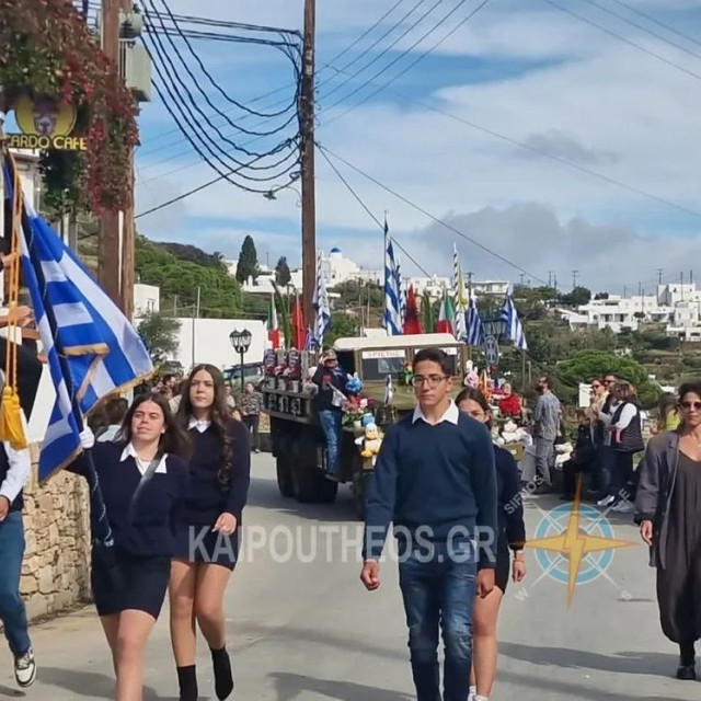 Σίφνος: Μαθητές αψήφησαν την απαγόρευση και έκαναν παρέλαση