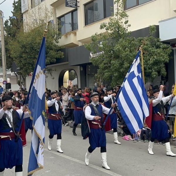 Ρέθυμνο: Με πλήθος κόσμου και χειροκροτήματα η παρέλαση για την 28η Οκτωβρίου