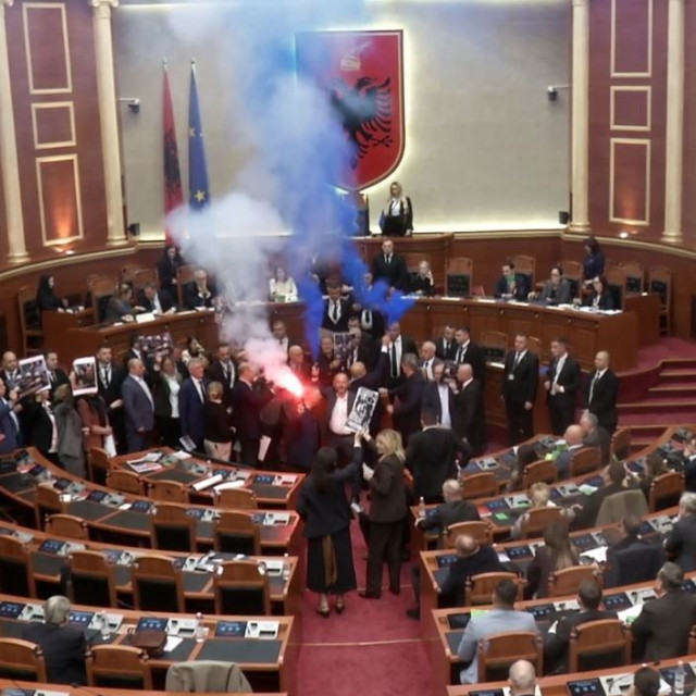 Νέο χάος στη Βουλή της Αλβανίας: Βουλευτές άναψαν καπνογόνα και διέκοψαν συνεδρίαση - Δείτε βίντεο