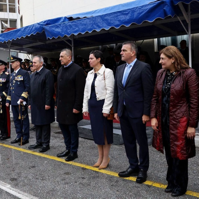 Δημήτρης Κουρέτας: Viral η φωτογραφία του από την παρέλαση με τους επίσημους να στέκονται στη βροχή