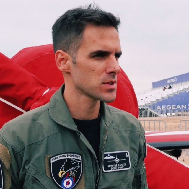 «Ήταν το όνειρό μου να γίνω πιλότος, έχει πολλές απαιτήσεις και ώρες δουλειάς»: Ο πιλότος της ομάδας ΖΕΥΣ, Χρήστος-Πάρις Χαρίτος μιλά στο Newsbomb