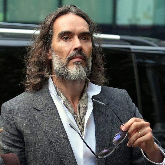 Ράσελ Μπραντ: Αρνείται τις κατηγορίες για βιασμό και απαντά για τις 5.000 γυναίκες