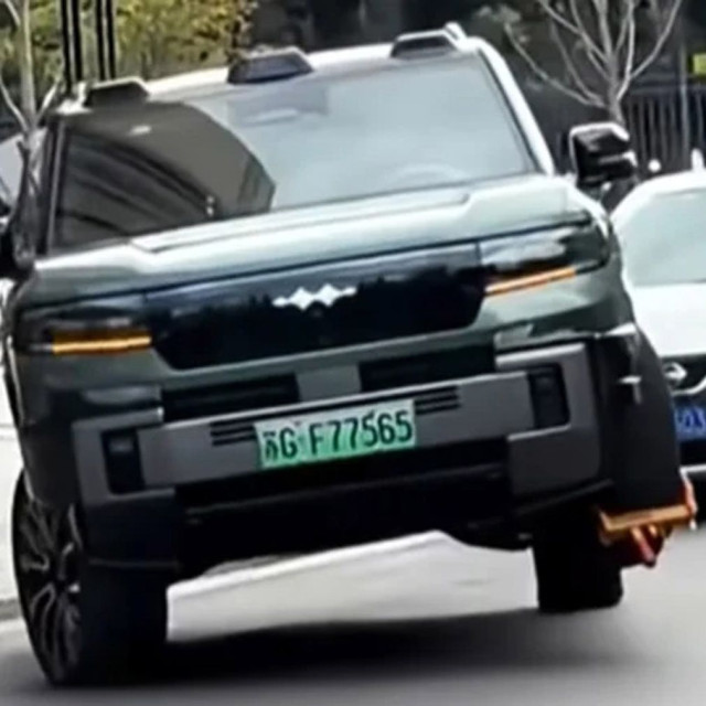 BYD: Σήκωσε τον τροχό και έφυγε με τη δαγκάνα της Τροχαίας!