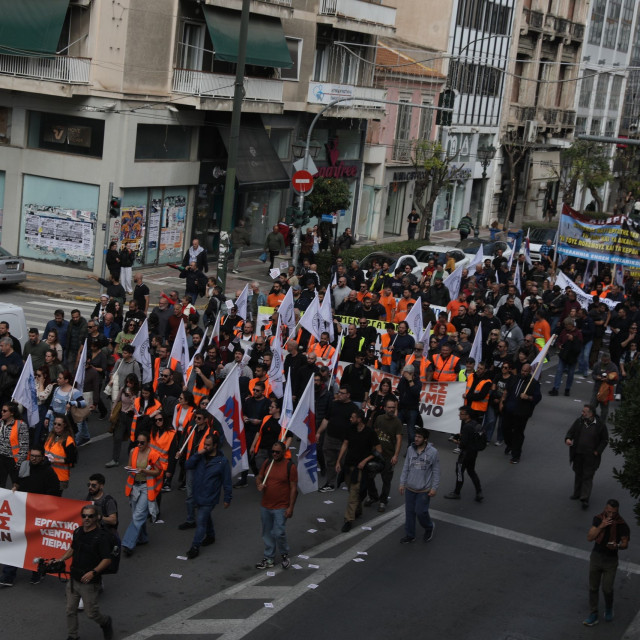 Πειραιάς: Μαζική συγκέντρωση στην απεργία λιμενεργατών με αντιπολεμικά συνθήματα
