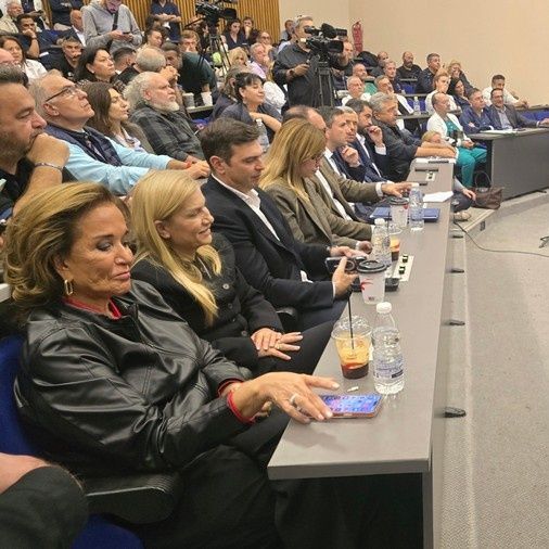 «Κλείσ' το ρε πουλάκι μου το στόμα»: Η αντίδραση της Ντόρας Μπακογιάννη σε γυναίκα που τη διέκοψε