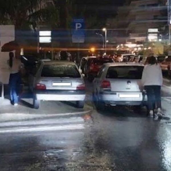 Ρέθυμνο: Αυτοκίνητο έκλεισε πεζοδρόμιο και διάβαση