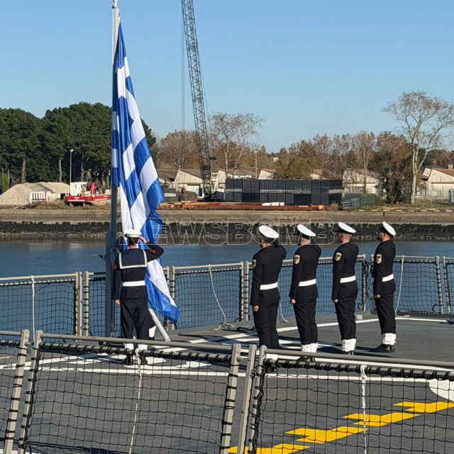Γαλλία: Η τελετή παραλαβής και ύψωσης της ελληνικής σημαίας στη φρεγάτα «Νέαρχος»