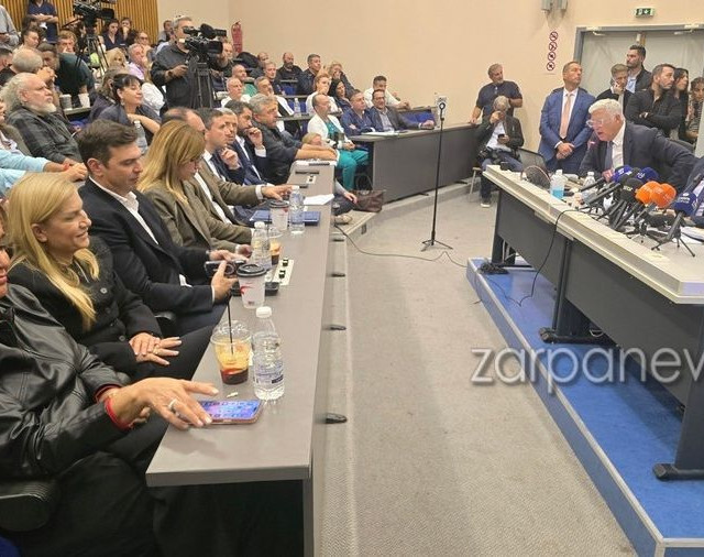 «Κλείσ’ το, ρε πουλάκι μου το στόμα μου ένα λεπτό, κλείσ' το» - Η αντίδραση της Ντόρας Μπακογιάννη σε γυναίκα που τη διέκοψε την ώρα που μιλούσε στο Νοσοκομείο Χανίων