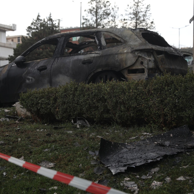 Φωτιά σε αντιπροσωπεία στη Γλυφάδα: Στάχτη αυτοκίνητα - Εντοπίστηκαν υπολείμματα από γκαζάκια