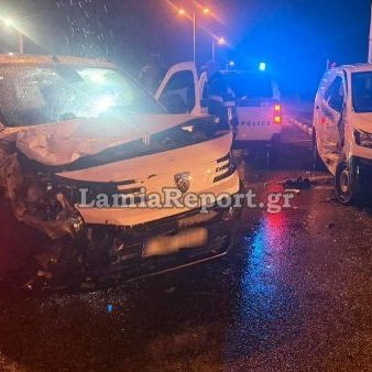 Λαμία: Σοβαρό τροχαίο στην είσοδο της πόλης - Πέρασε με κόκκινο και εμβόλισε βανάκι, ένας τραυματίας