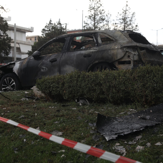 Φωτιά σε αντιπροσωπεία στη Γλυφάδα: Στάχτη αυτοκίνητα - Εντοπίστηκαν υπολείμματα από γκαζάκια