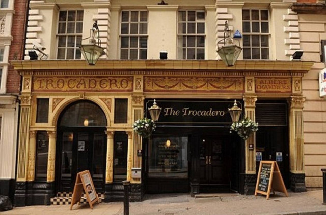 Η στοιχειωμένη παμπ Trocadero