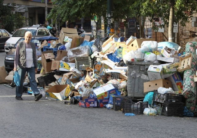 Μολότοφ και ξύλο πάνω από τα σκουπίδια