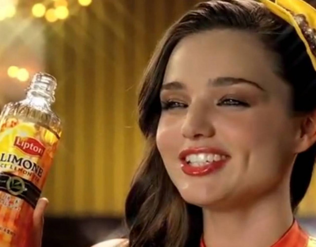 H Miranda Kerr τραγουδάει σε γιαπωνέζικη διαφήμιση